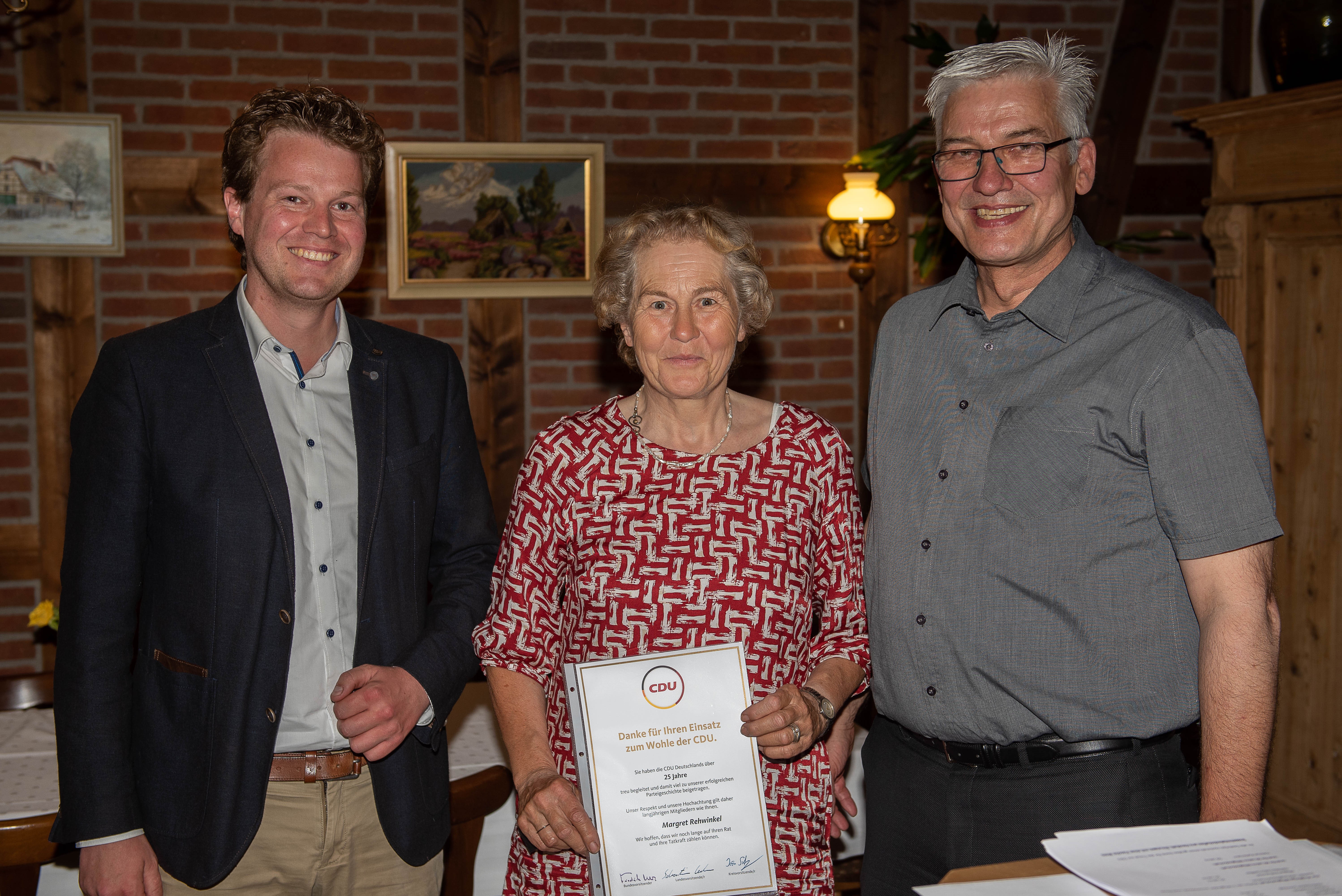 Jrn Schepelmann und Peter Meinecke freuen sich, Margret Rehwinkel fr 25 Jahre treue Mitgliedschaft im CDU-Stadtverband Bergen ehren zu drfen.